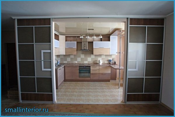 Раздвижные двери на кухне купе